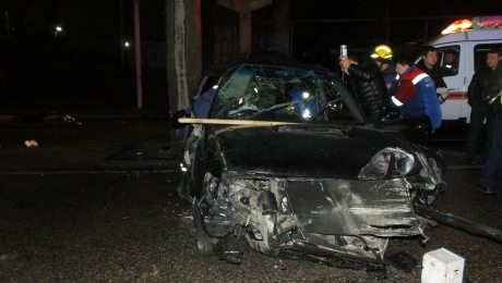 В Алматы Subaru врезался в опору моста, водителя зажало в салоне