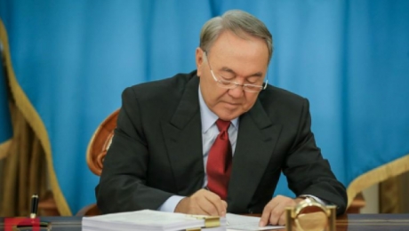 Назарбаев подписал поправки по вопросам обеспечения безопасности при проведении массовых м...