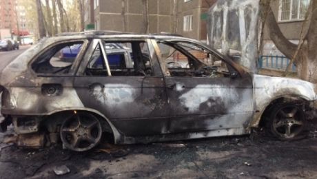 В Павлодаре неизвестные в течение двух лет поджигают машины во дворе