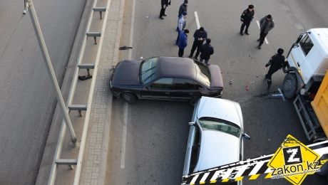 В Алматы водитель неуправляемого на гололеде Opel столкнулся с несколькими машинами